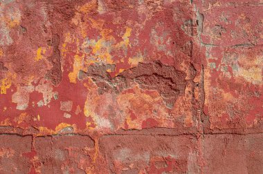 Eski kırmızı ve sarı beton duvar.