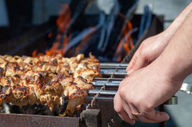 Aşçı et pişiriyor..