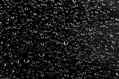 Siyah arkaplanda su damlaları.