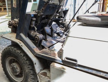 Depoda elektrikli forklift, fren ve gaz pedalları var.