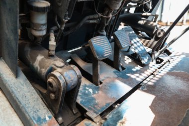 Depoda elektrikli forklift, fren ve gaz pedalları var.