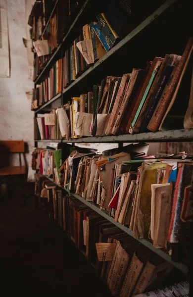 Vecchia biblioteca con libri squallidi in una scuola del villaggio — Foto Stock