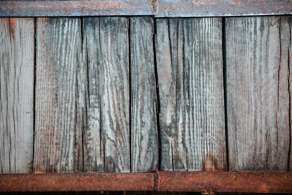 Textura de una matriz de madera en un marco de una esquina de metal —  Fotos de Stock