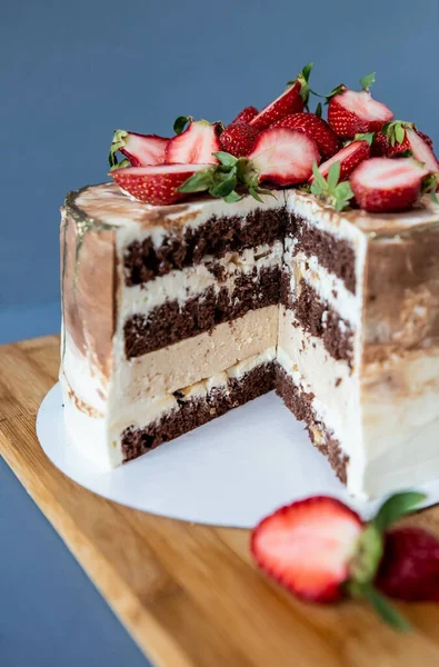 Çilekli kek. Çikolata, krema ve dekorasyon.