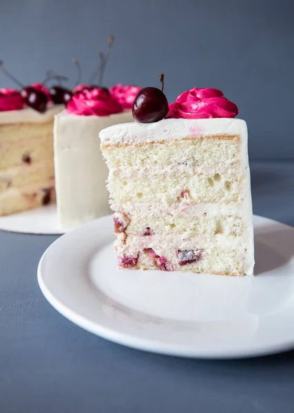 Heerlijk besproeiende kers cheesecake macro met vork. Schot op blauwe ondergrond — Stockfoto