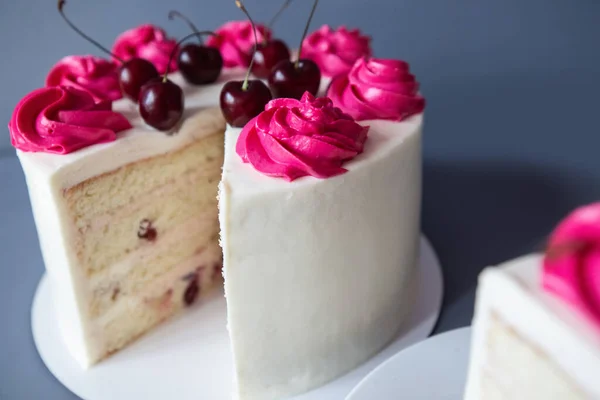 Heerlijk besproeiende kers cheesecake macro met vork. Schot op blauwe ondergrond — Stockfoto