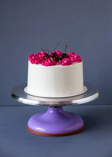 Bolo de gelado de creme branco com frutas, no fundo azul — Fotografia de Stock