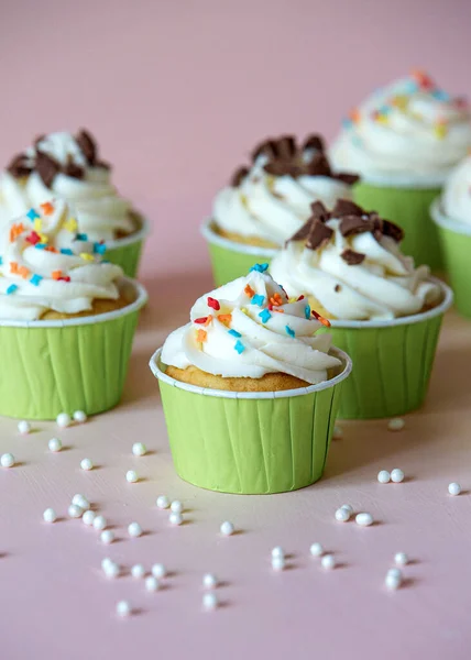 Beyaz arka planda leziz renkli kek, yemek fotoğrafı.