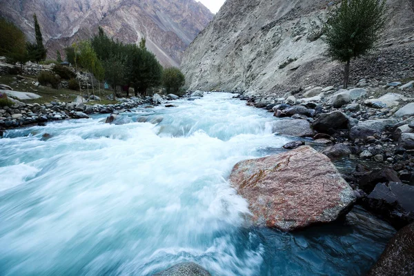 Stormachtige berg rotsachtige rivier met helder water — Stockfoto