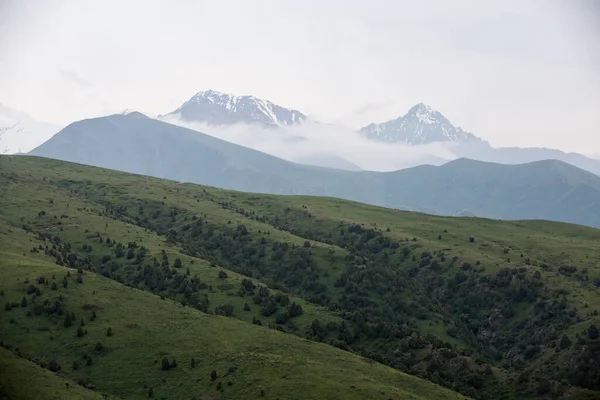 Asya 'nın dağlarında alacakaranlığın güzel manzarası