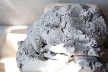 Beyaz kil kalıpları ve çömlek, kapan, işe hazırlan