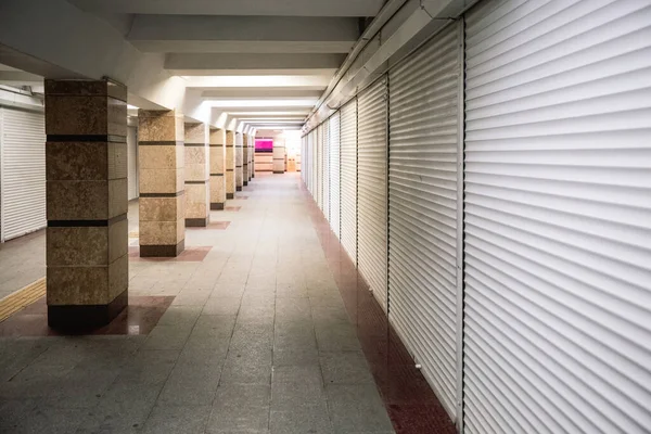 Salgın virüsünden dolayı boş metro koridorları