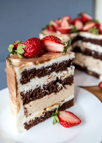 Çilekli pasta, çikolatalı kek, krema ve dekorasyon, yemek fotoğrafı.