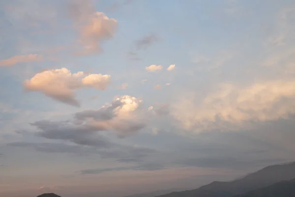 Asya 'nın dağlarında alacakaranlığın güzel manzarası