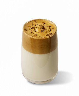 Beyaz arka planda cam bardakta Kore Dalgona kahvesi..