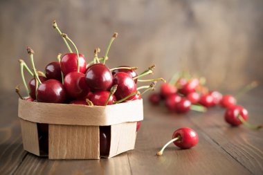 Huş ağacında taze kirazlar..