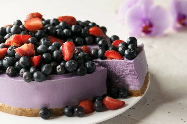 Böğürtlenli vejetaryen peynirli kek. Yakın plan..