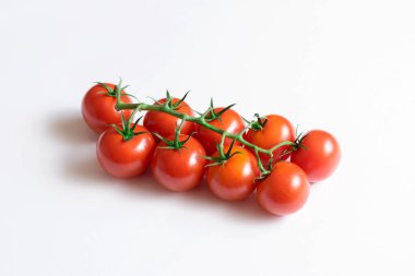 Taze vişneli domatesler beyaz arka planda izole edilir..