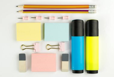 Kırtasiye malzemeleri. Okul malzemeleri. Düz yatıyordu.