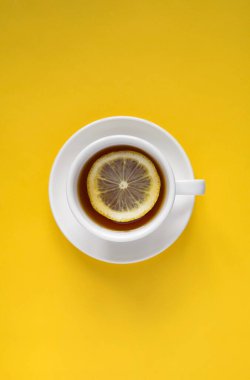 Bir bardak çayla bir dilim limon. Üst görünüm.