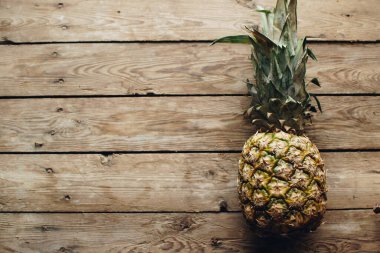 Ahşap arka planda taze ananas. 