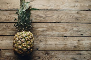 Ahşap arka planda taze ananas. 