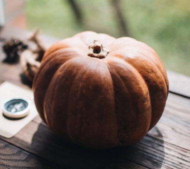 Siyah üzümlü peynirli kremalı kek. Tahta bir masada meyveli lezzetli bir pasta..