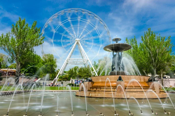 Rostov-na-Donu, Place du Théâtre célèbre fontaine avec Atlantes et grande roue — Photo