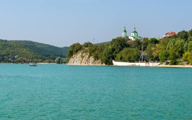 Masmavi suyla Abrau Durso Gölü, Rusya.