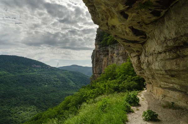 Kafkasya'nın güzel dağ manzarası. Guam geçidi, Mezmay.