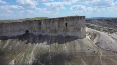 Vahşi Batı manzaralarının inanılmaz manzarası. Kırım yarımadasındaki Belogorsk bölgesindeki muhteşem Beyaz Kayalık 'ın Arial videosu.