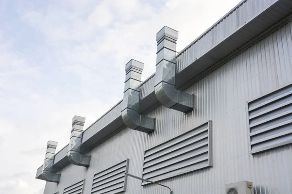 Fabrikanın havalandırma ve havalandırma sistemine sahip endüstriyel yapı için metal levha.
