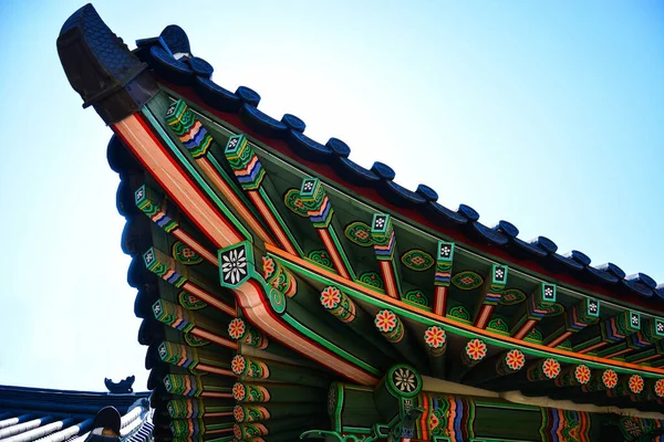 Güney Kore, Seul 'deki Changdeokgung Sarayı' nın çatısında geleneksel Kore nişanlı ahşap işçiliği..