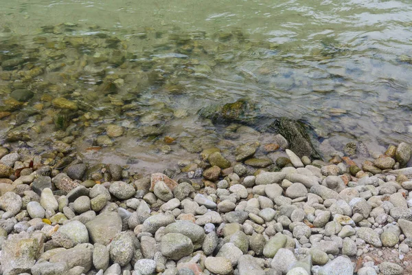 Σωρός Από Βότσαλα Και Πέτρες Κατά Μήκος Ενός Ποταμού — Φωτογραφία Αρχείου
