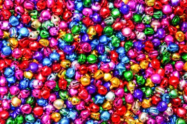 Bir yığın karışık renkli çan desenli arka plan (seçici odak)