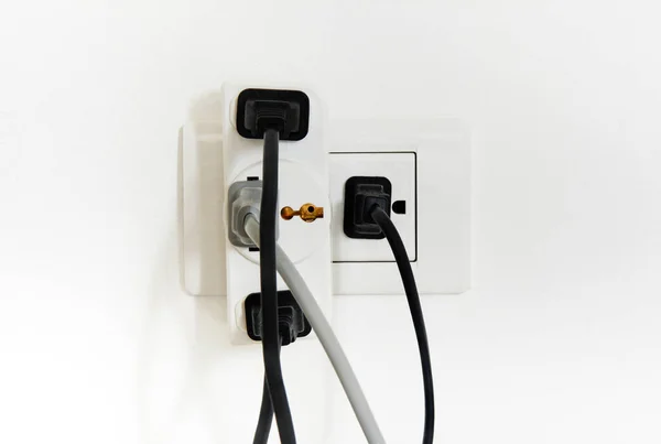 Elektrische Stekker Stopcontact Overbelast Witte Achtergrond Selectieve Focus — Stockfoto
