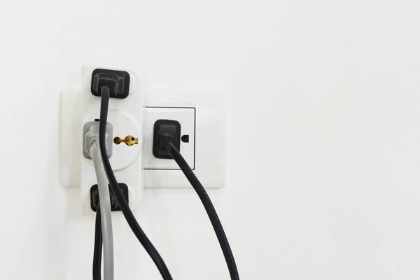 Enchufe Eléctrico Enchufe Sobrecargado Sobre Fondo Blanco Espacio Copia Enfoque — Foto de Stock