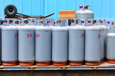 Kamyona dağıtılacak ve yerel bölgeye dağıtılacak gaz tüpleri (gaz tüpleri).
