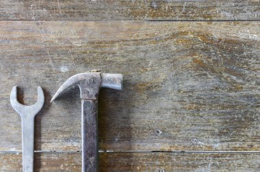 Eski ahşap arka planda çekiç ve anahtar, kopyalama alanı