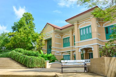 Çin-Portekiz tarzı bir bina. Phuket Tayland 'daki halka açık parkta beyaz bir bank var.