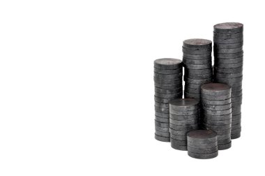 Beyaz arkaplanda izole edilmiş küçük yuvarlak mıknatıs yığını, kopyala alanı