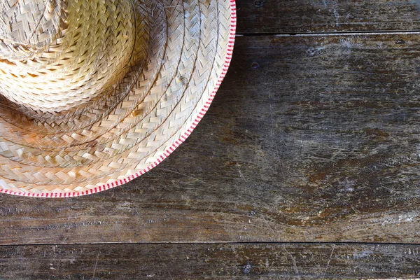 Полуполосатая Фермерская Шляпа Сотканного Бамбука Старом Деревянном Фоне Пространство Копирования — стоковое фото