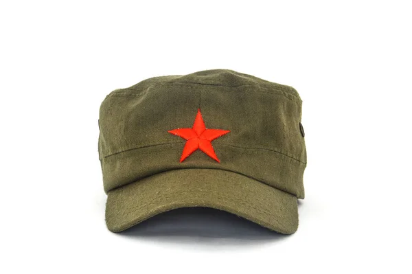Beyaz arkaplanda Çin kırmızı yıldız şapkası (mao tarzı şapka)