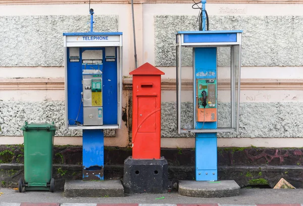 Due Cabine Telefoniche Pubbliche Con Cassetta Della Posta Bidone Verde — Foto Stock