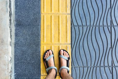 Kör insanlara yardım etmek için sarı yaya geçidine ayak basmak