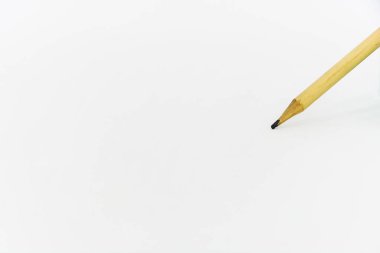 beyaz kağıt zemin üzerinde tahta kalem (seçici odak)