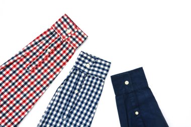 Beyaz arkaplanda t-shirt kolları, kopyalama alanı