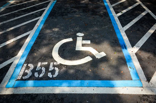 Behindertenparkplatz Ausgeschildert Behindertenparkplatzschild Auf Asphaltstraße Gemalt — Stockfoto