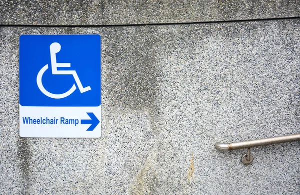 Rollstuhlrampenschild Für Behinderte Auf Schmutziger Kieselsteinmauer Mit Stahlgeländer Öffentlichen Raum — Stockfoto
