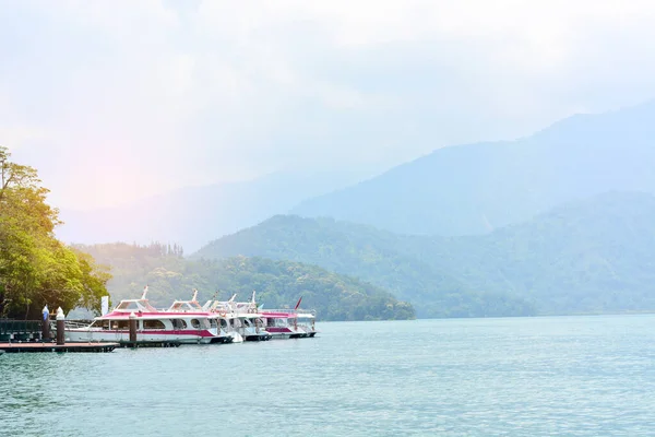 Barcos Viagem Estacionamento Cais Com Pôr Sol Paisagem Montanha Fundo — Fotografia de Stock